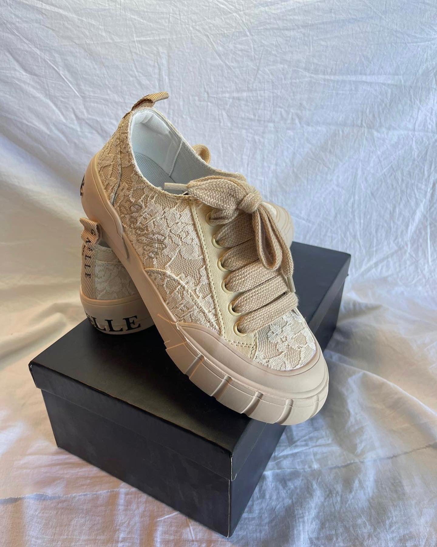 GAELLE - SNEAKERS RICAMATE BEIGE - fly-chic21