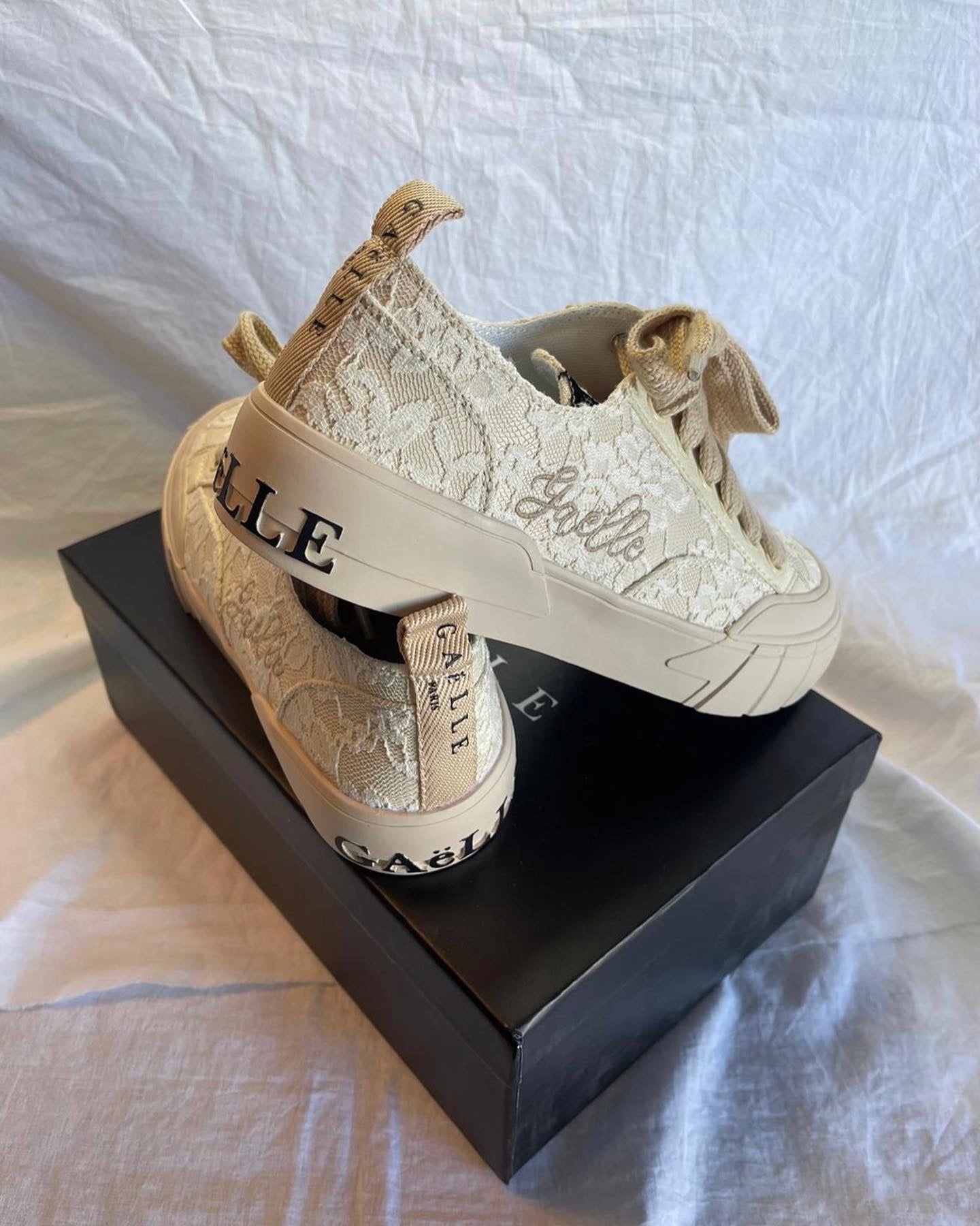 GAELLE - SNEAKERS RICAMATE BEIGE - fly-chic21